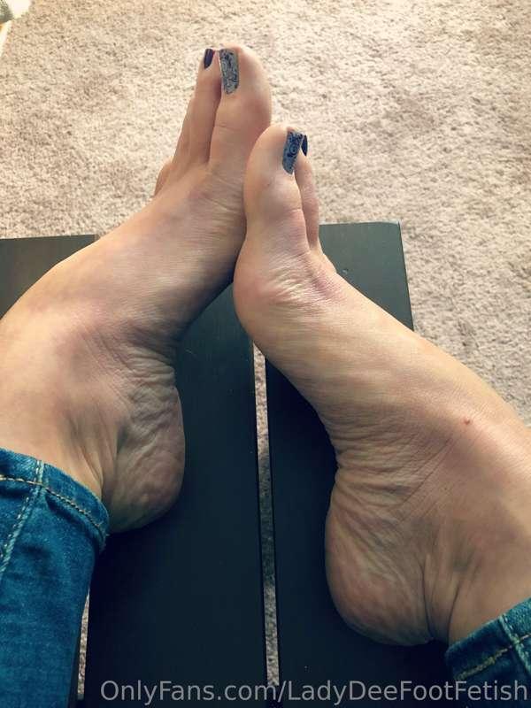 Arches, long toes and side wrinkles... which one sets you of..