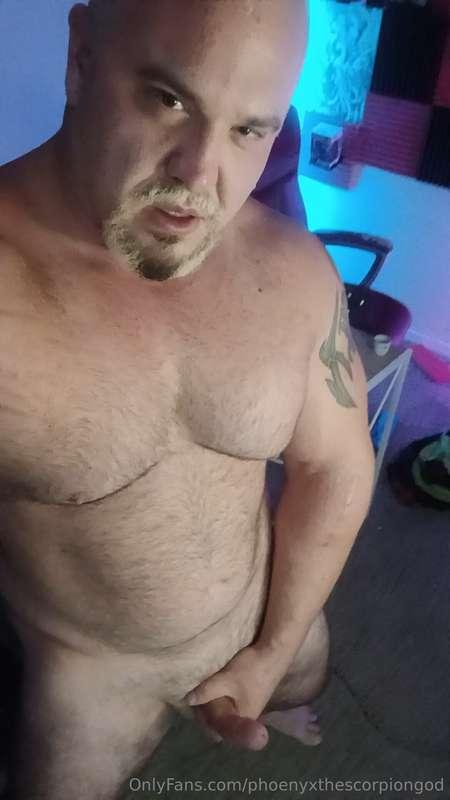 Muscle daddy jerks and shoots his load all over your face 💪😈..