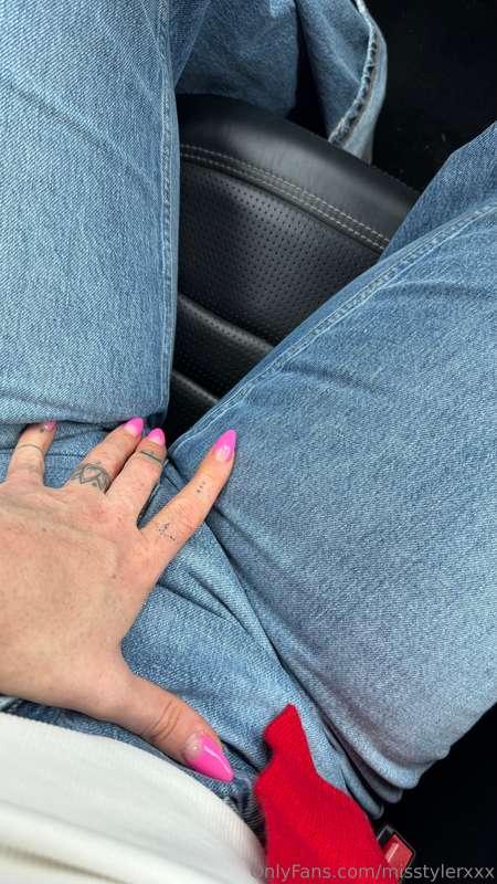 You have to choose between pussy, feet or titties 😈 jk it do..
