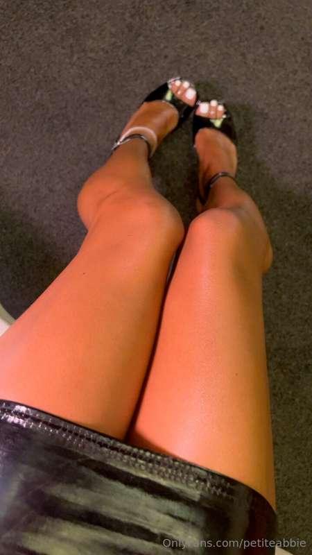 Would you hop on a video call with me in this outfit ? 😍🖤👠