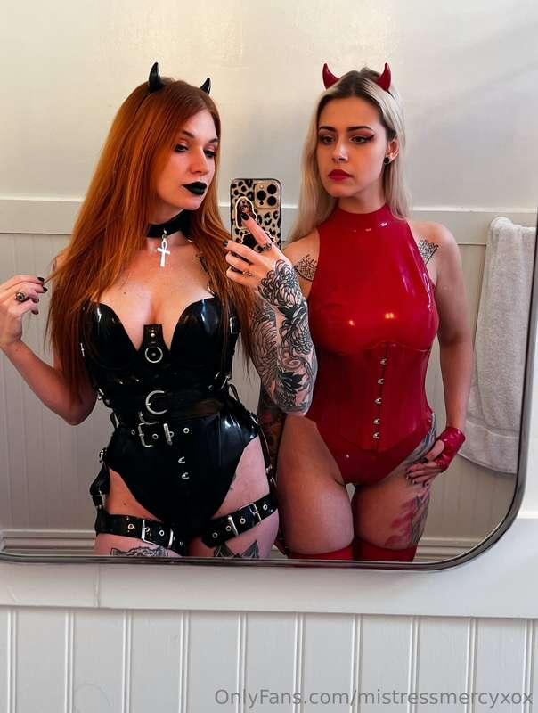Happy Halloween bitches🖤With @goddess.sylvanas 