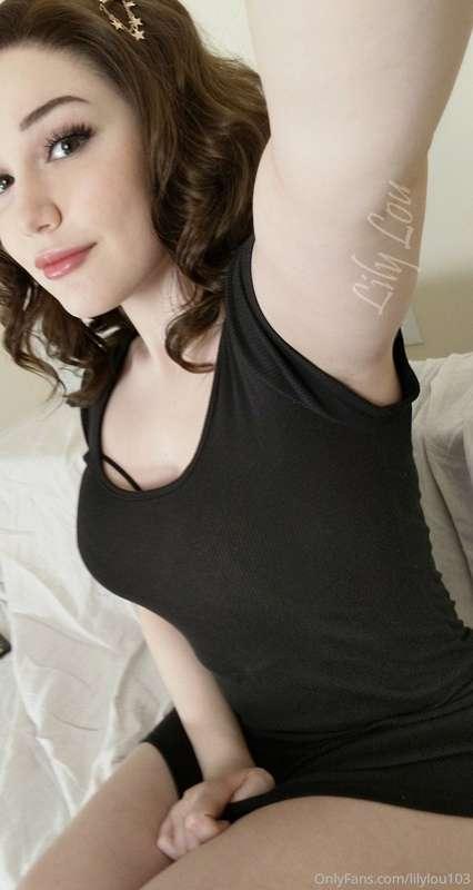 [13 pics] Black outfit and curly hair :)