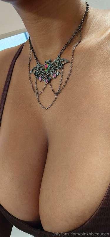 Got this absolutely STUNNING necklace from a fan! I'll defin..
