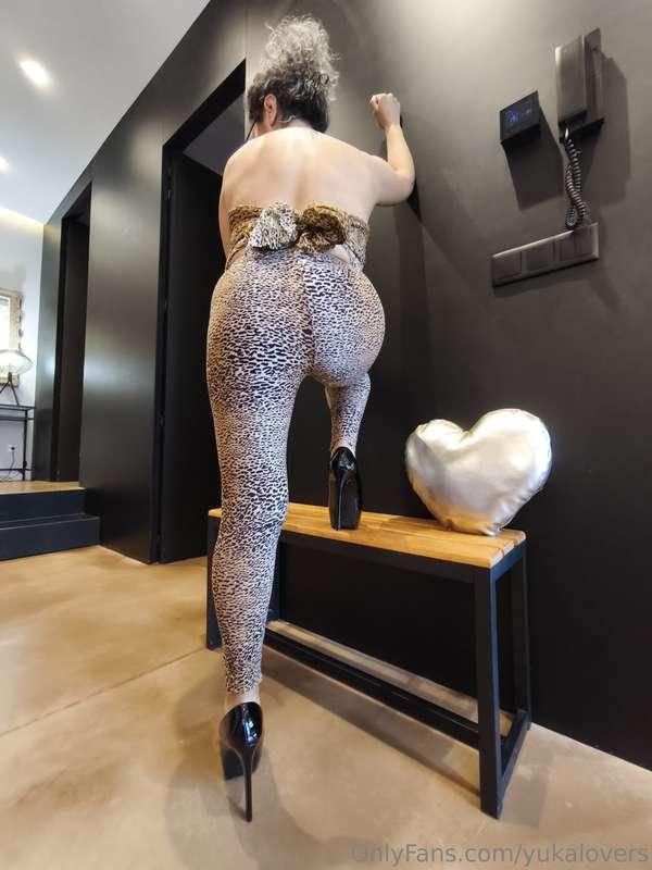 Roar with me!!, these animal leggings bring out my wildest s..