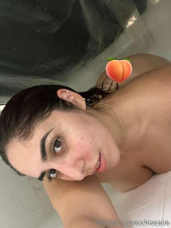 I love taking pics in the shower, dm me for the uncensored s..