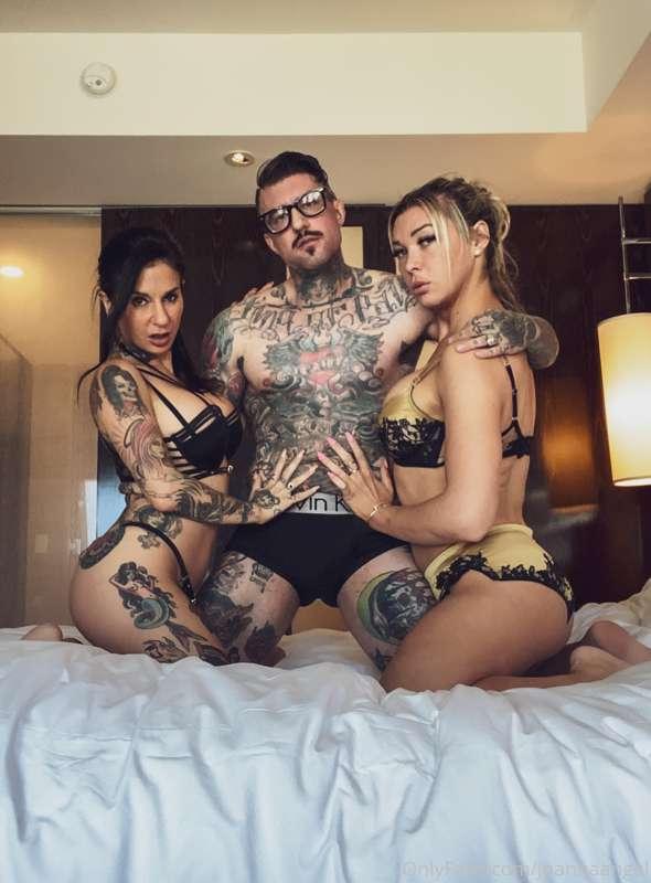 It's HUMP DAY so I know you f*ckers need a good 3some to hum..