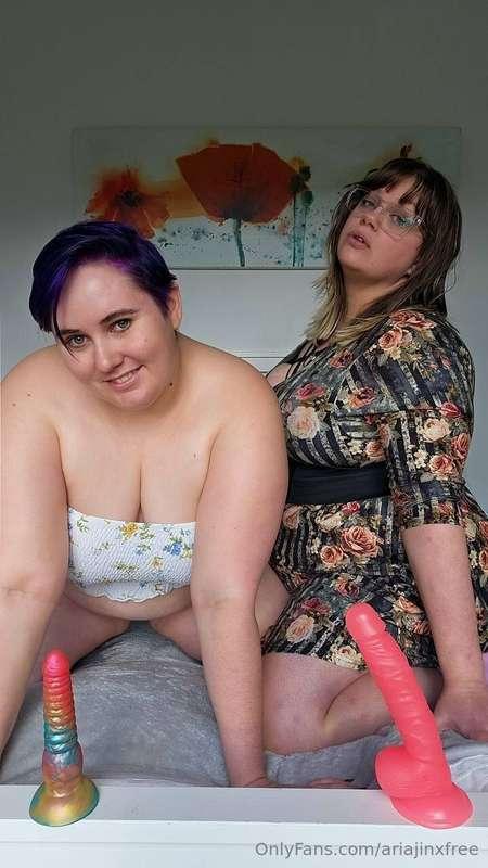 Just 2 girls ready to get down and dirty 😈 @anniethymeforyou..