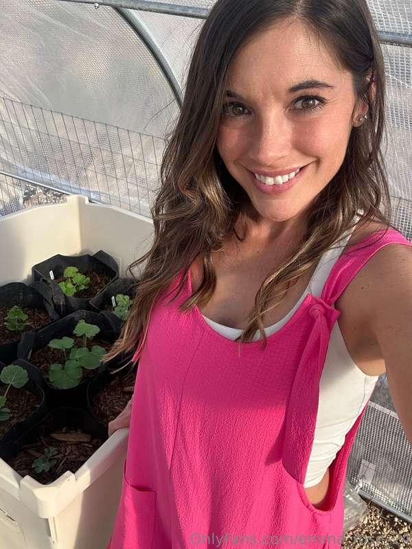 Evening gardening selfie 🥒🫑🥬📸 It took me a few years to figu..