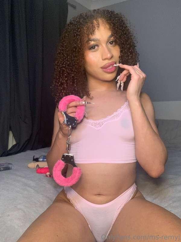 Im here waiting to explore your fantasies😇