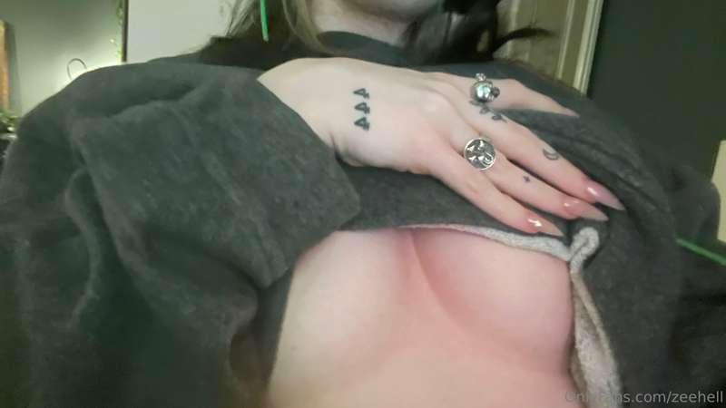 gamer boobs