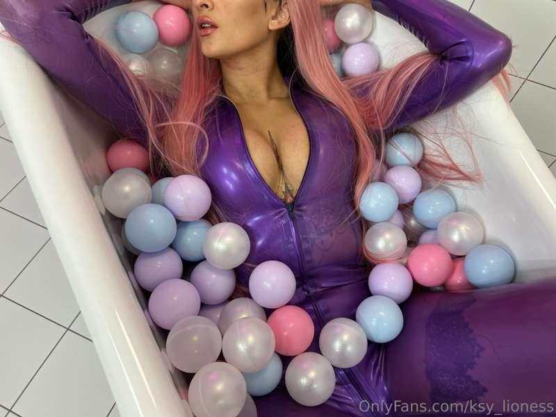 Latex barbie💜