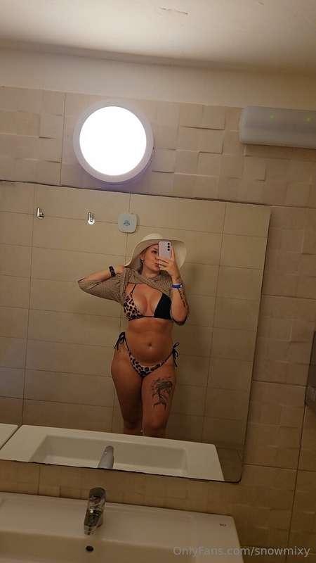 I just reached 1k fans on my free page and sent this picture..