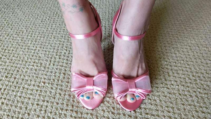 Pretty pink bows. Want to see more of me? @only_stella 