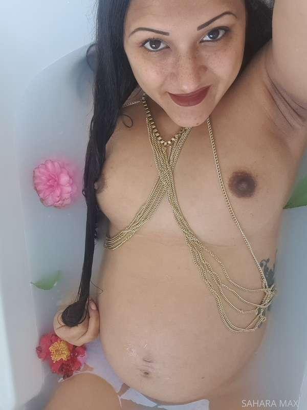 Enjoyed me a nice bath today with a bit of nature in the tub..