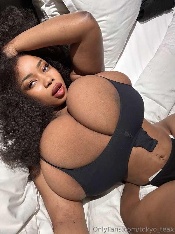 Je veux que tu te penches sur mes deux gros seins 😍 comme s’..