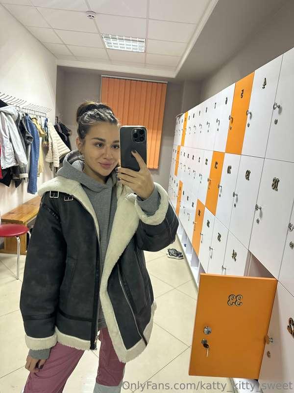 It's already cold outside and you need to dress warmer.🧤 In ..