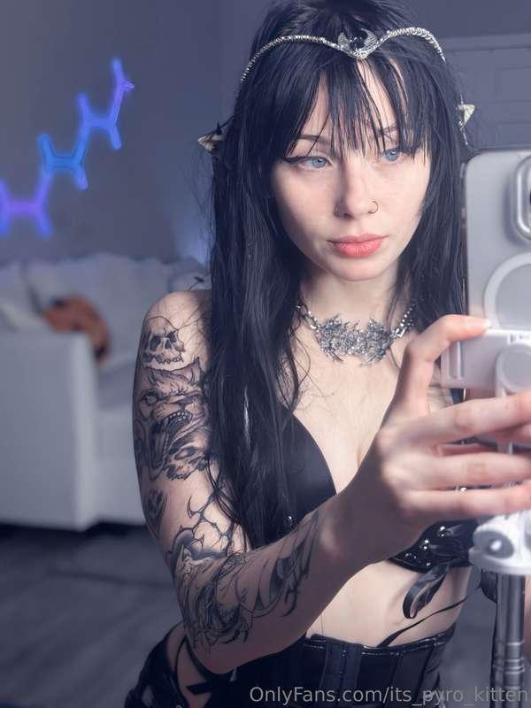 Be a good boy and send me a message, I’ll reward you 😋