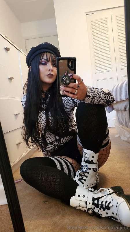 your favorite Latina goth gf is online and unholy tonight 😈
