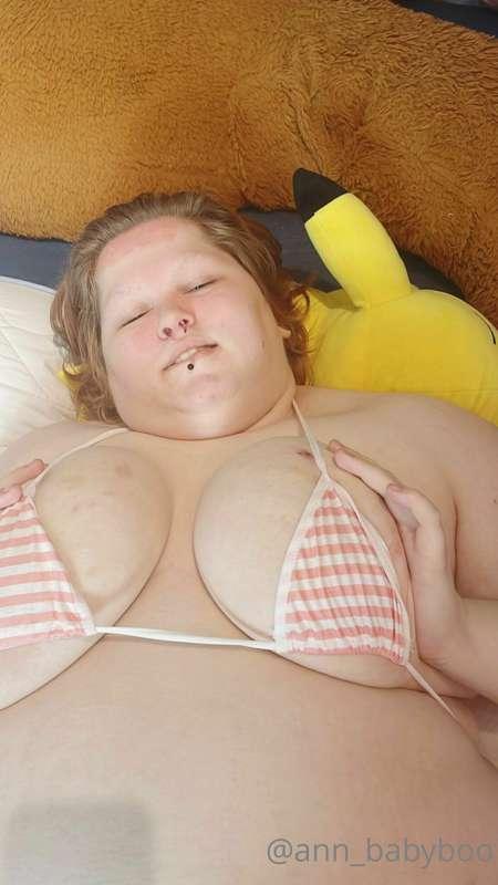 A boobjob please <3 last 2 pics are kinda funny 😂