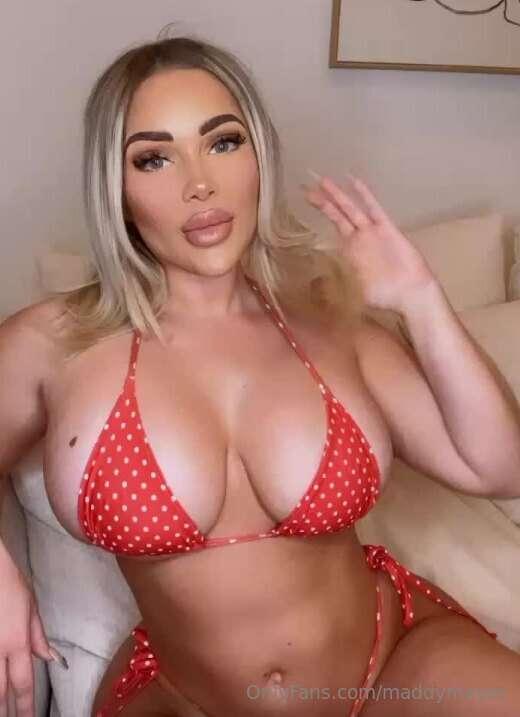 My tits are almost bursting out of this bikini🍒🥵