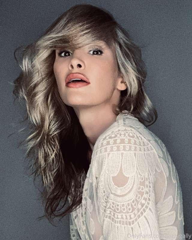 I shot this myself! I was feeling very 70’s✌🏻