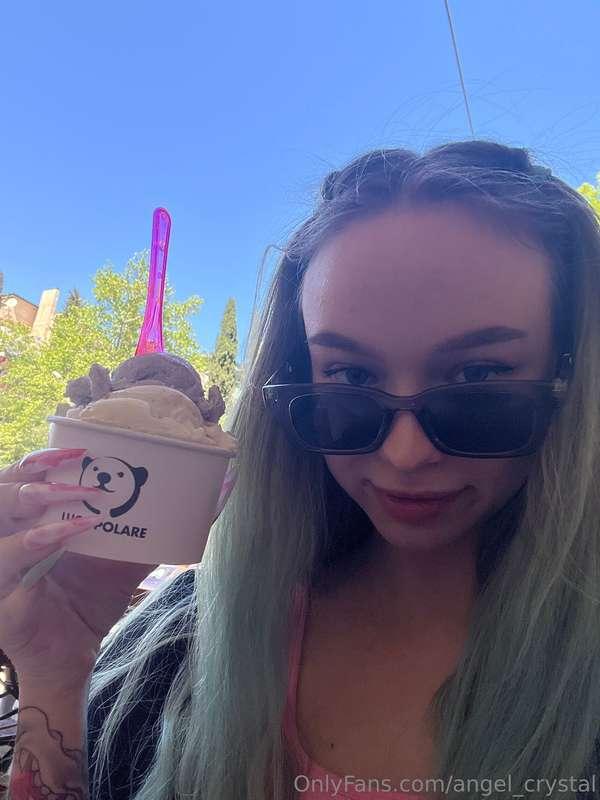 Who loves ice cream as much as I do? 🤤 Gosh, mixing chocolat..
