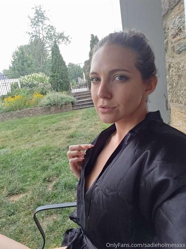 I'm just looking glamorous on a f@rm in my silk robe, having..