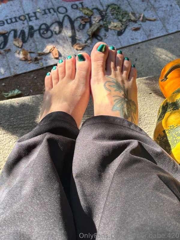 New nails 🦶💚