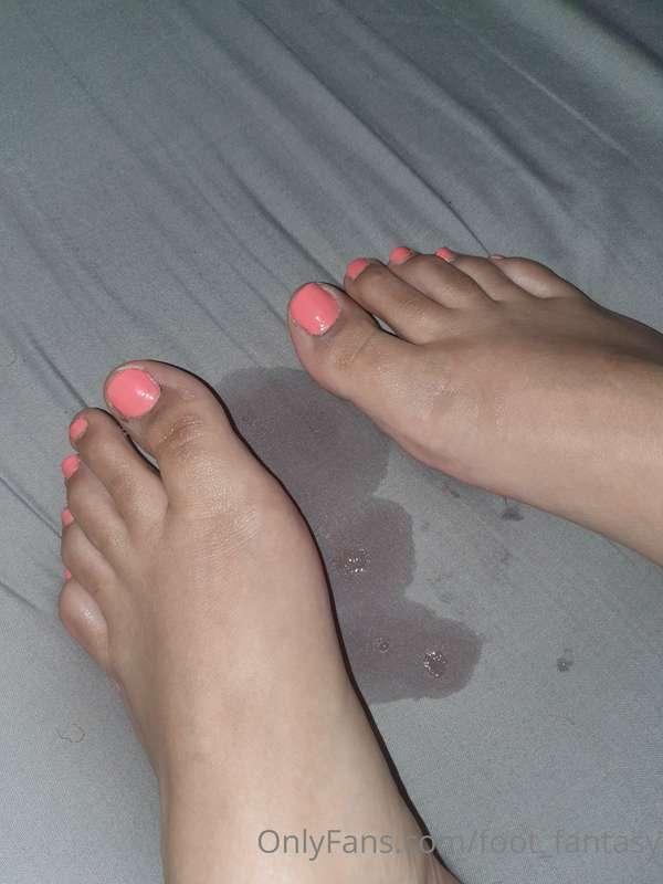 Wet juicy toes 💧💧💧