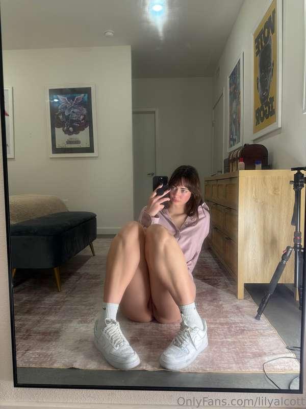 lilyalcott image #0