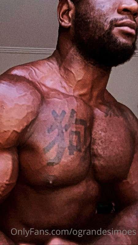 Where are my muscleworshipers lovers?

Negao bombado músculo..