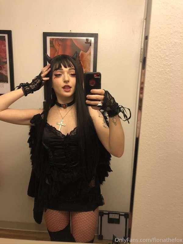 I went to a Halloween party 🖤♥️ What do you think of my cost..