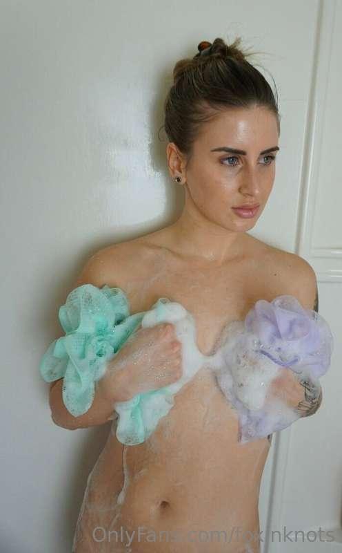 Splish splash, cum take a bath! 💧🧼🧽