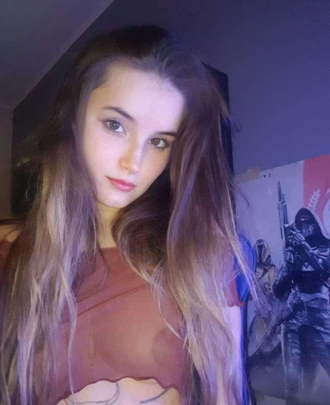 Giochiamo insieme? ❤️👅
>>> puoi farlo da qui @sharessyflowho..