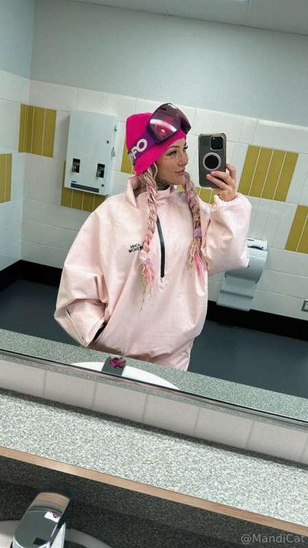 Do you think I look cute for snowboarding? ☺️