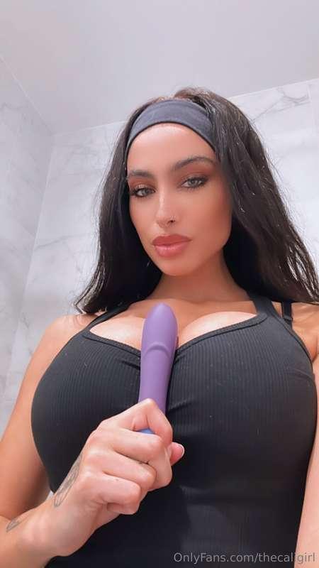 Want to get dirty with me? 💋 DM me now and let’s sext 😏