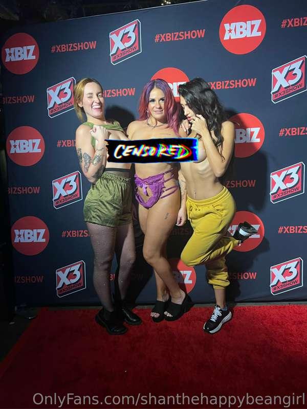 Flashing my titties with @mia55555 & @sofiasapphireof on the..