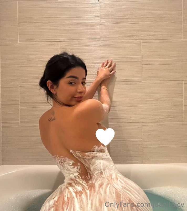DM me with a juicy tip for the FULL pic🥵💦