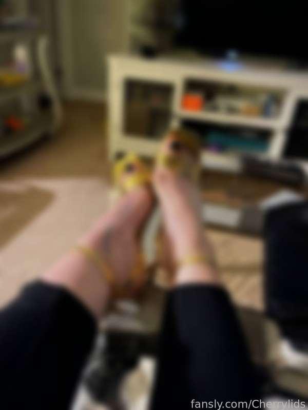 black, gold and butterflies😍
Love it!


#fyp #mommy #shoes #feet #milf  #pawg #footfetish #fetish #heels

