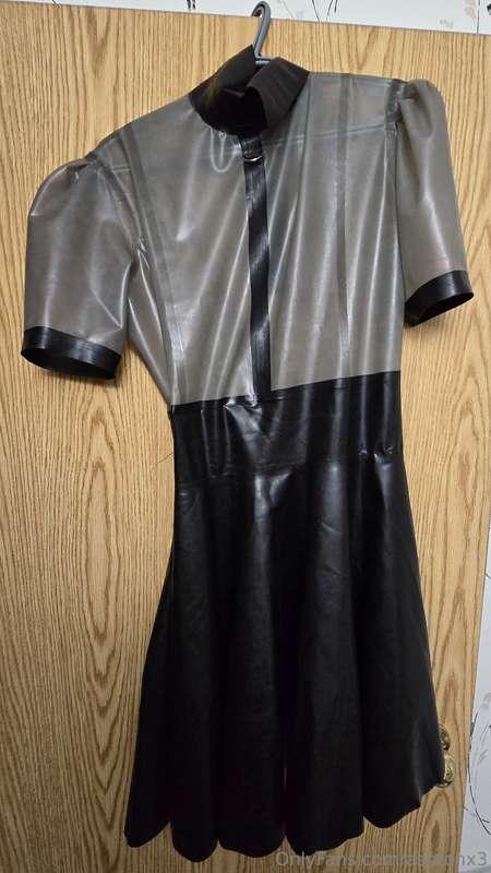My new latex dress 😍. Unlock to hear some latex ASMR.😏