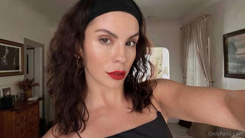 Do you like red lipstick on me? 