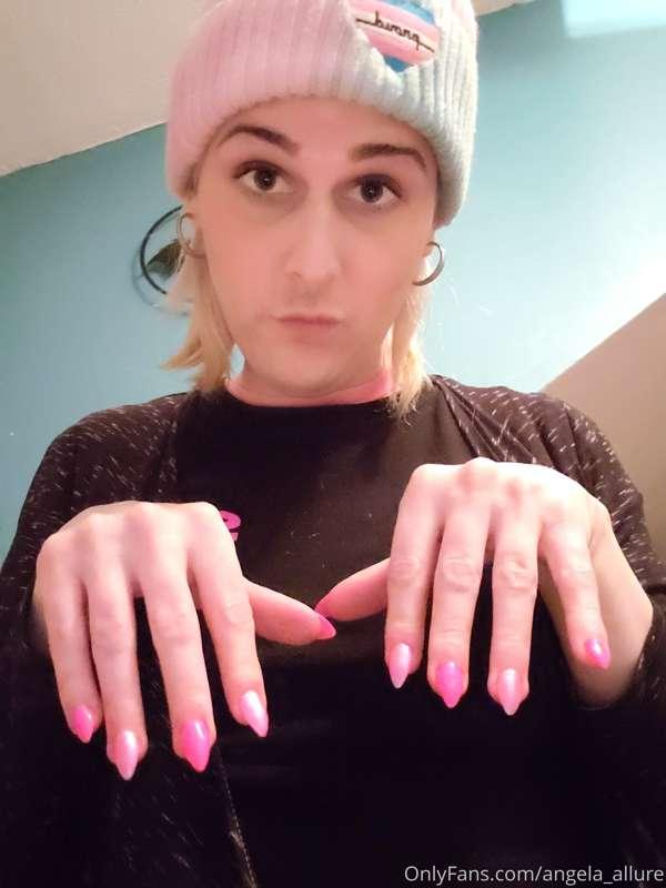 Got my nails did 💅 its been so long since ive had claws, and..