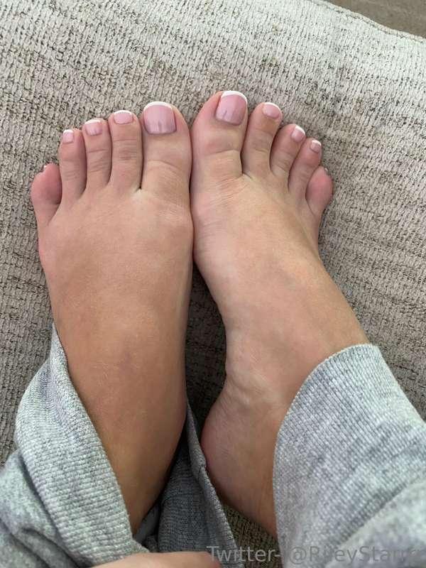 If you like my cute little toes and my new pedicure send me ..