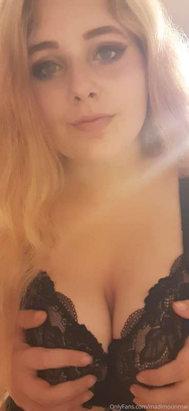 Look me in the eyes when you cum on my face 😘😋