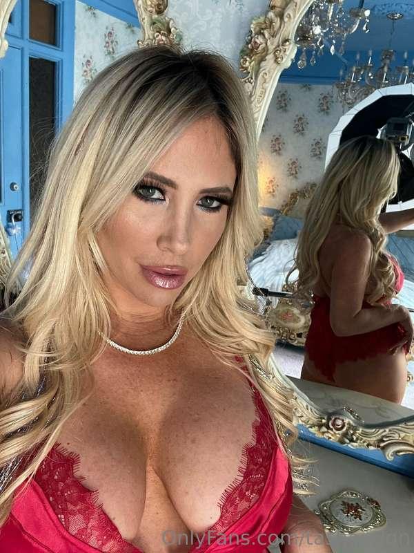Love getting all glammed up! Do you like red lingerie? 💋