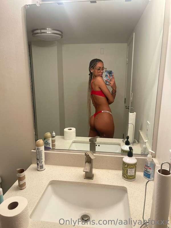 Howd you sleep? Cum see me today at 3pm pst live♥️💦