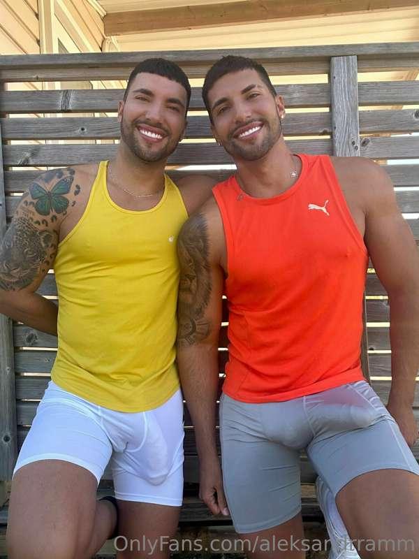 Awww these 2  XXL T W I N S 
so HOT 🔥🔥😈😈!!!

I’ve just disco..