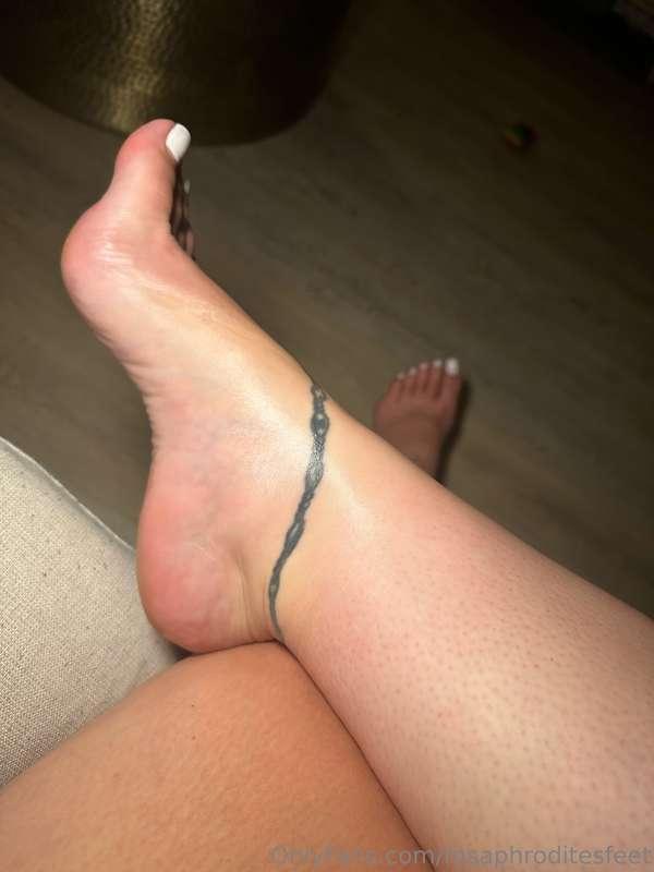 Would you lick up and down my curves? 👅💦