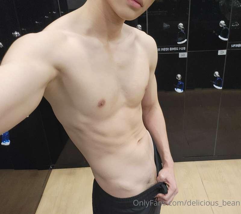 의외로 꼴리는 곳이 헬스장 탈의실,,🚿
in the changing room at the gym