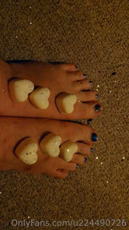 Oh baby wanna see my feet? I'll make some foot content for u..